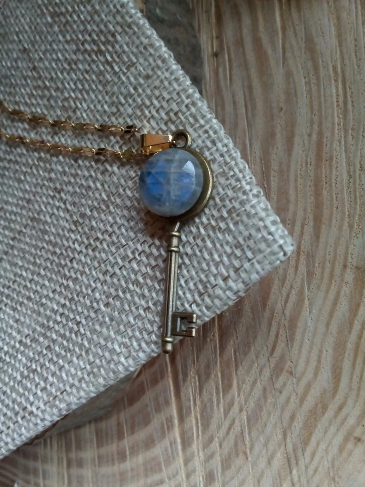 Collier clé avec pierre de labradorite à reflets bleutés – photo 3